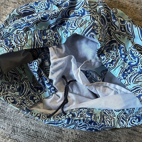 Vineyard Vines Ocean Wave Swim Trunks - men’s small - great condition - Picture 4 of 6